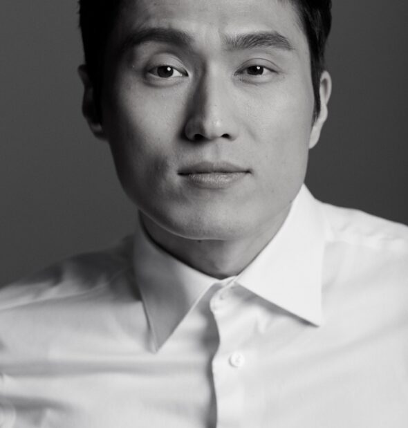 俳優・演劇演出家のユン・ソンスです。